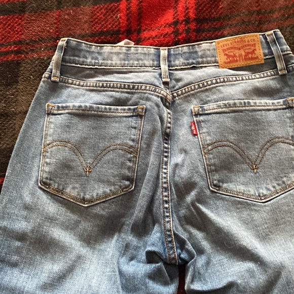 Womens Levi jeans - Picture 3 of 3